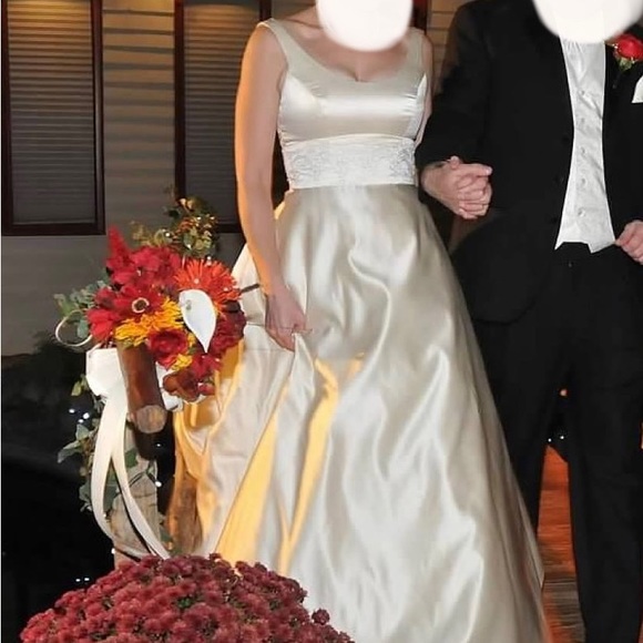 Couture Birnbaum and Bullock wedding gown. - Picture 2 of 5